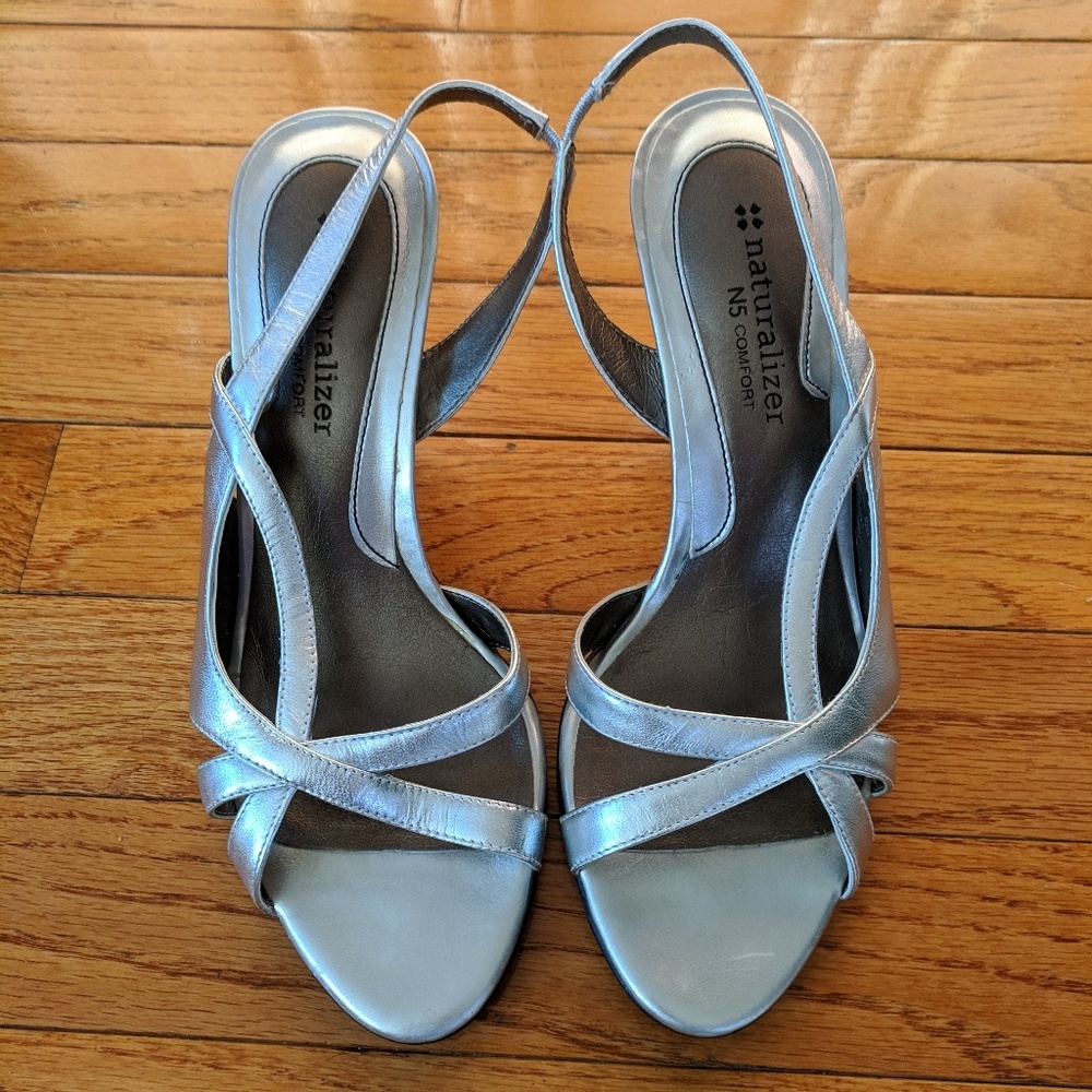 Naturalizer Prissy silver sandals size 6M